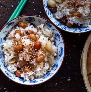 Steamed peanut sticky rice in coconut milk (Xoi lac dua)