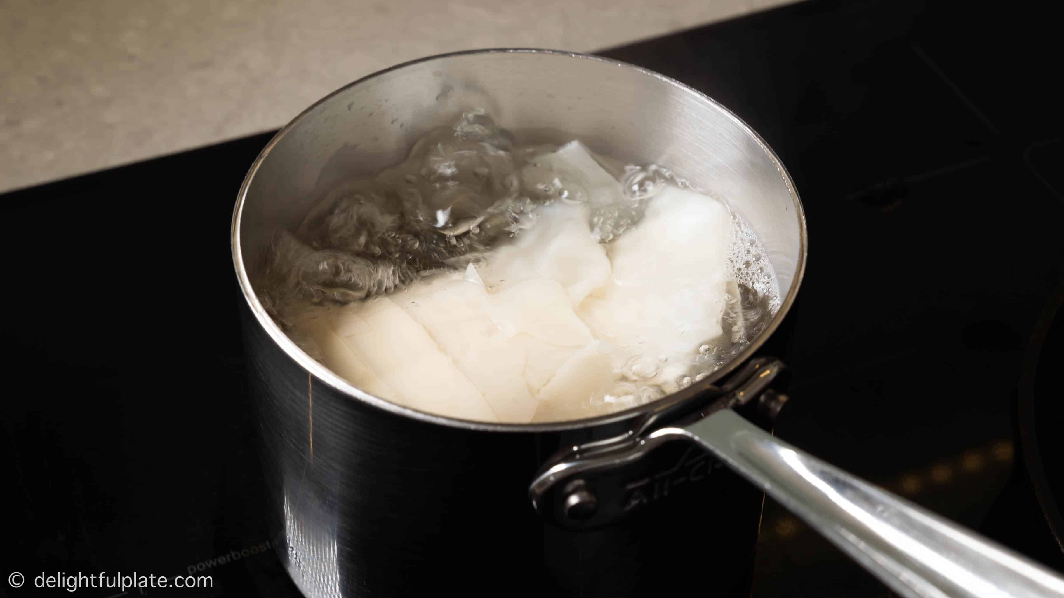 boil bamboo shoots in a pot