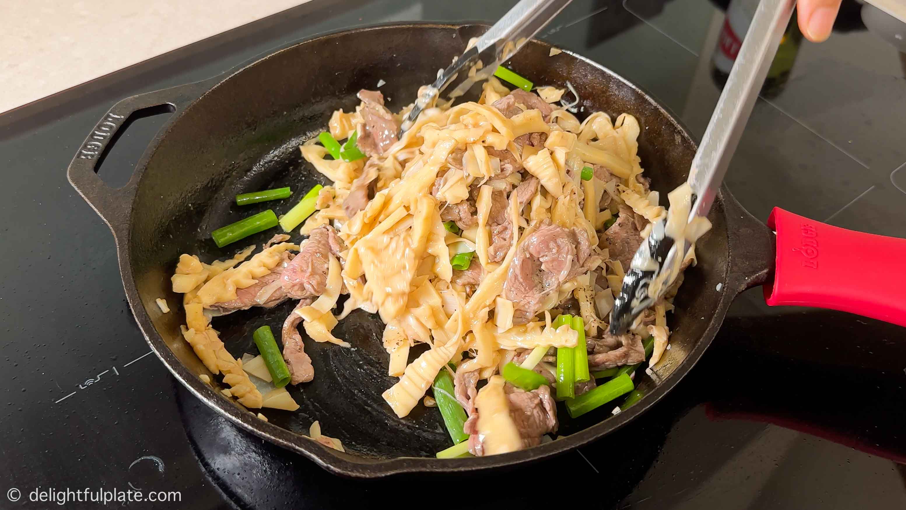 stir-fry the beef with bamboo shoots
