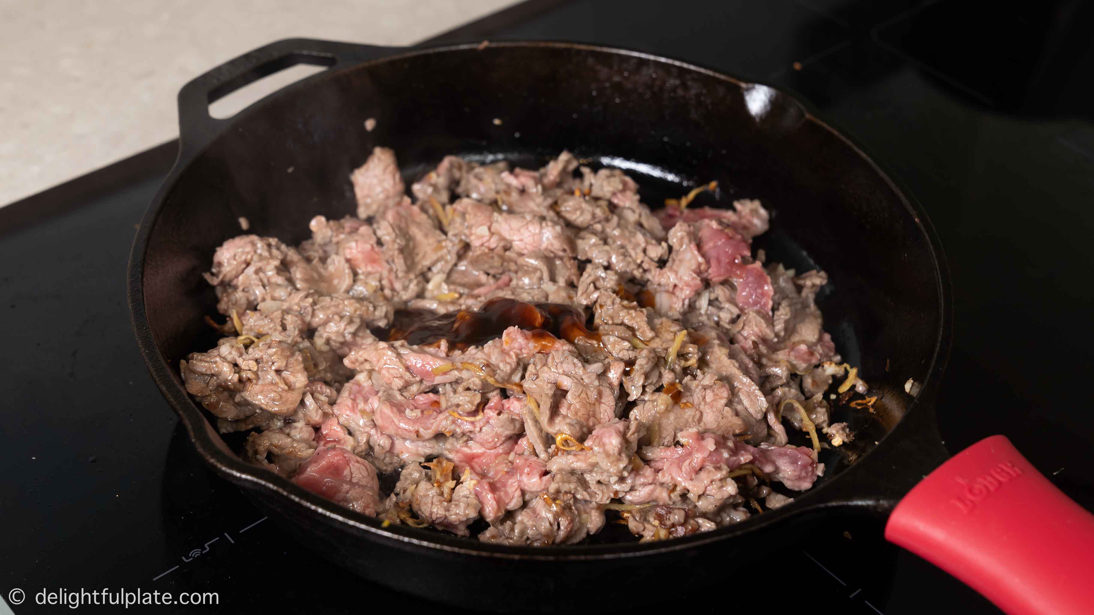 pour seasonings over the beef